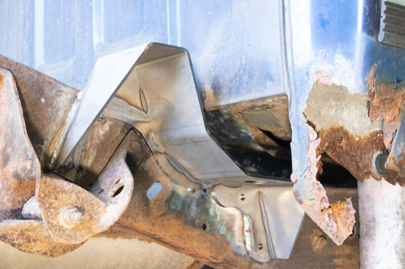 Rust Buster 1988-1998 Chevrolet & GMC C/K 1500 & 2500 Bed and Cab Mount Brackets - Right