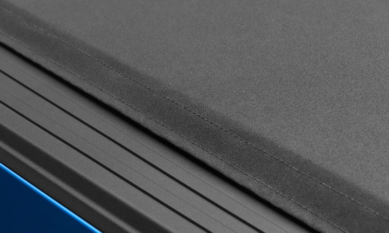 Lund 00-04 Dodge Dakota (5ft. Bed) Genesis Elite Roll Up Tonneau Cover - Black